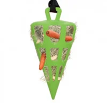 Futterspender für Kleintiere Grüner Futterspender in Form eines Kegels, gefüllt mit Heu und kleinen Karottenstücken.