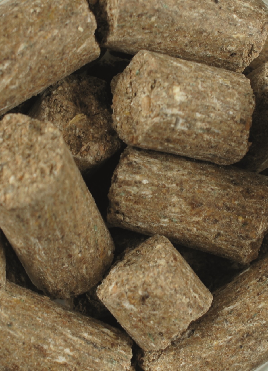 Mineralfutter-Pellets Braune Pellets aus komprimiertem Material, unregelmäßig geformt, in verschiedenen Größen.