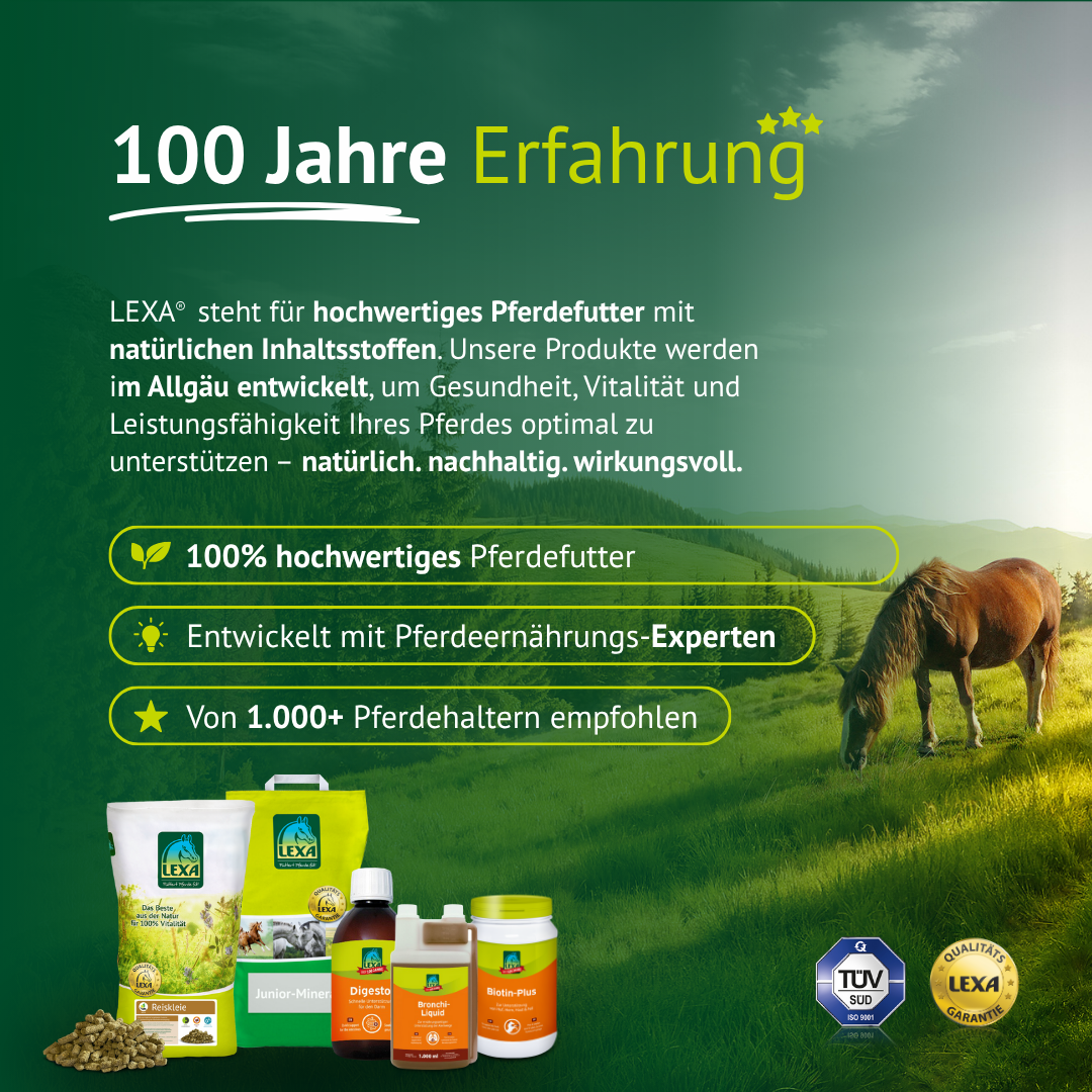 Hintergrundbild eines Pferdes beim Grasen. Text: '100 Jahre Erfahrung'. LEXA steht für hochwertiges Pferdefutter, entwickelt im Allgäu mit Pferdeernährungs-Experten, empfohlen von über 1.000 Pferdehaltern. Das Bild zeigt verschiedene LEXA Produkte.