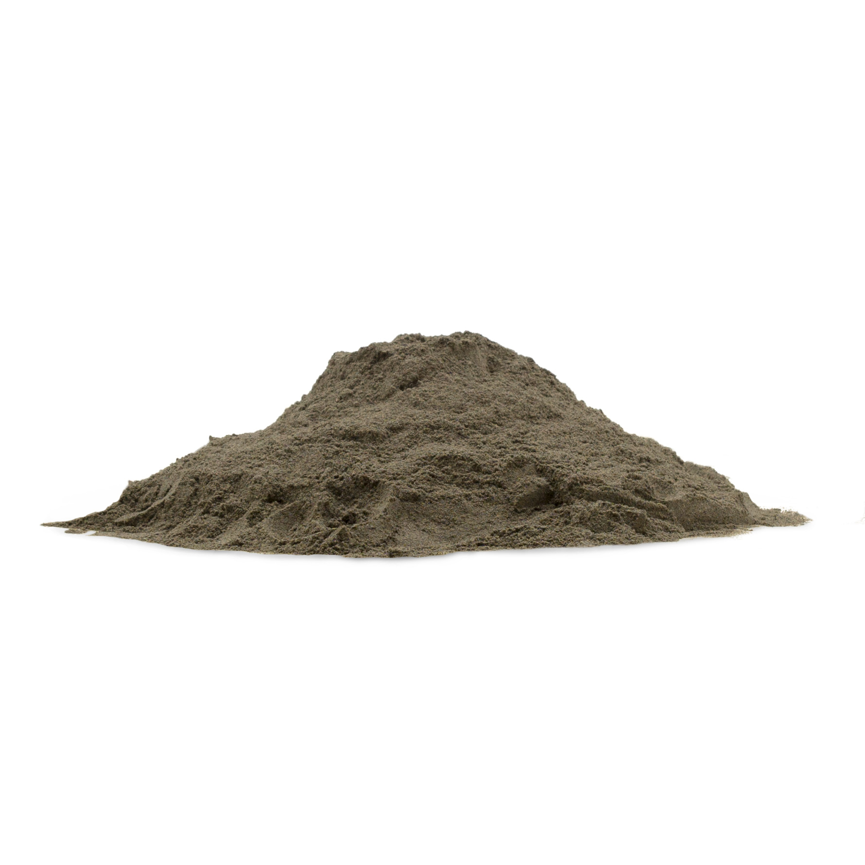 gemahlener Beinwellwurzel Kleine Menge an gemahlenem Beinwellwurzel, feine Struktur auf weißem Hintergrund.