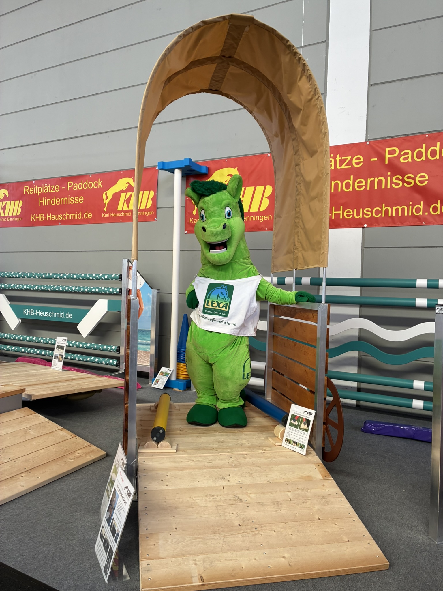 LEXA Team präsentiert Produkte für Pferdegesundheit gemeinsam mit Hund am Messestand