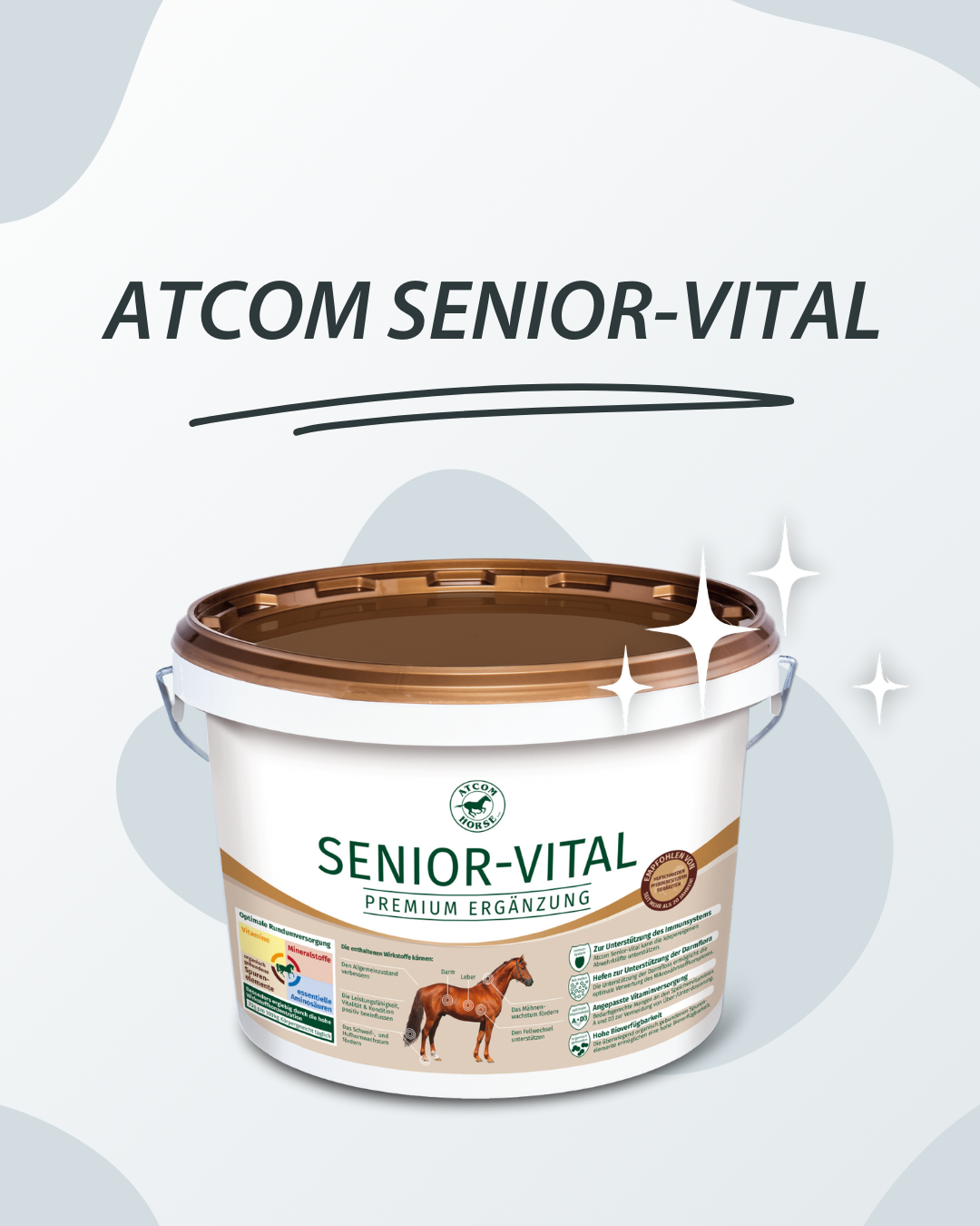 Produktbild des Ergänzungsfuttermittels "ATCOM SENIOR-VITAL Premium Ergänzung" in einem braunen Eimer mit weißem Deckel.