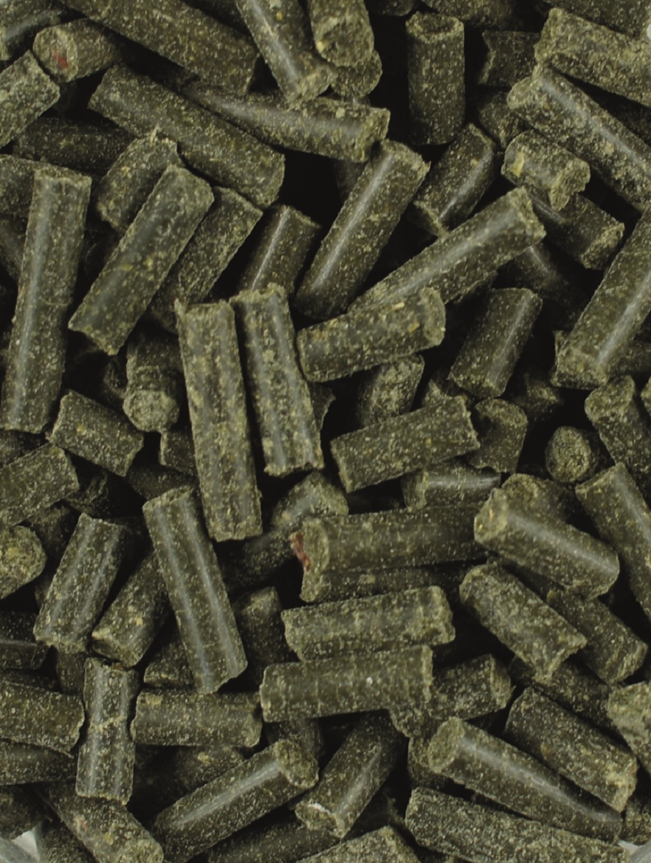 Pflanzliche Pellets Dunkle, rechteckige Pellets aus pflanzlichem Material, eng gepackt.
