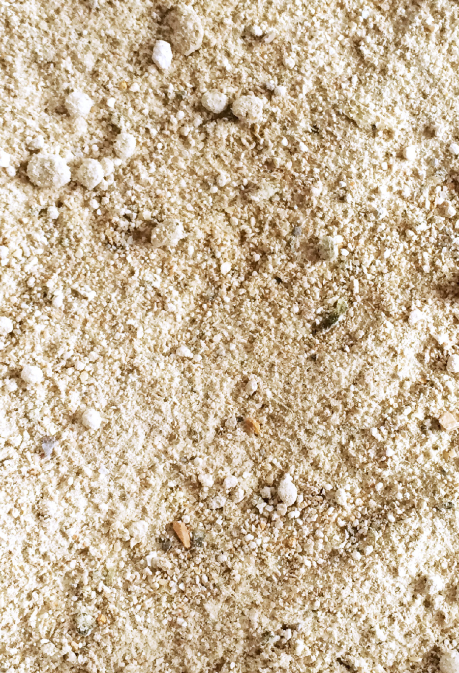 Nahaufnahme von Mehl Feines, helles Mehl mit kleinen Körnern und unregelmäßigen Texturen.