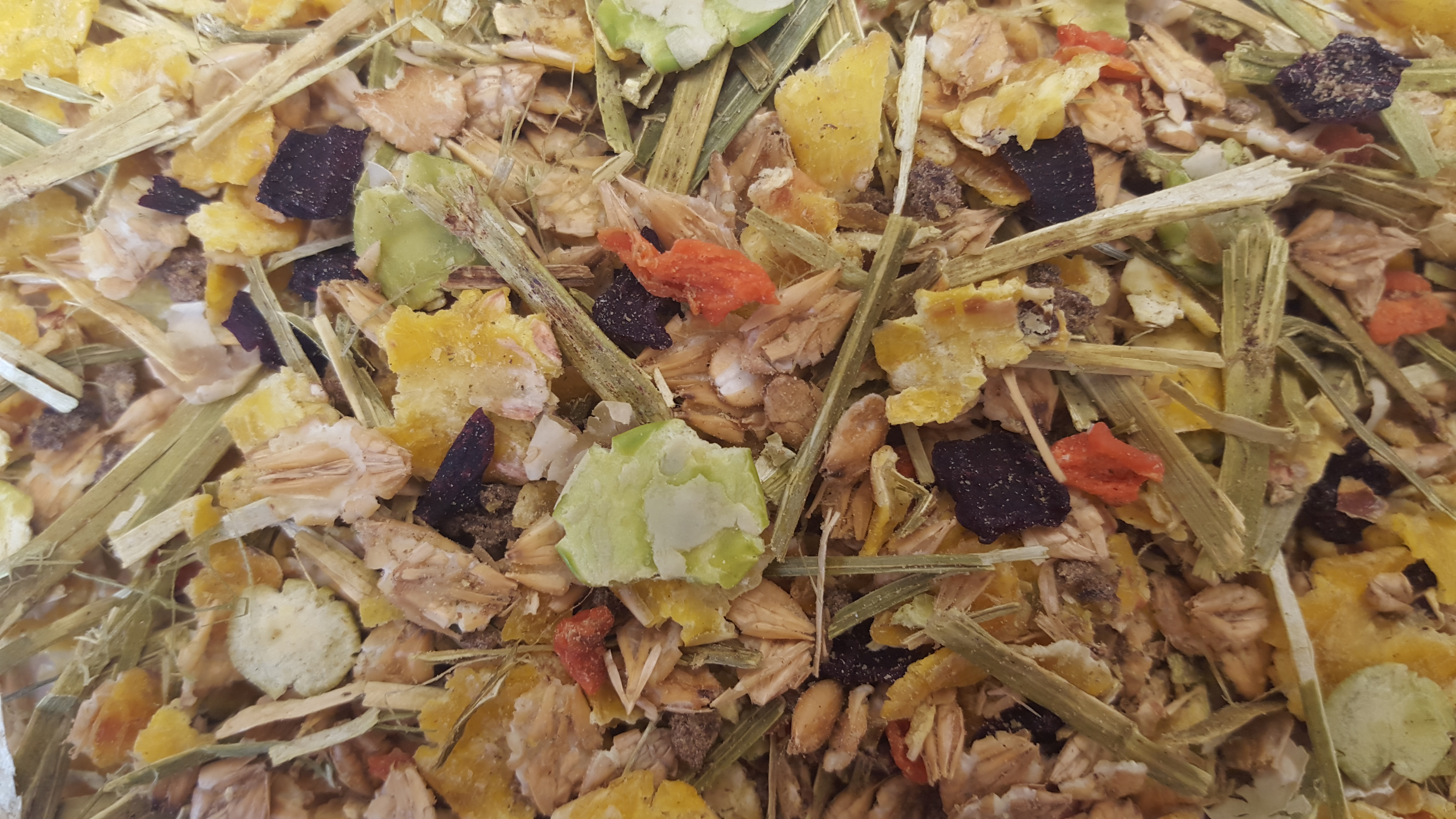 Kräuter- und Gemüse-Mischung Mischung aus getrockneten Kräutern, Gemüse und Haferflocken, bunt und grob zerkleinert.