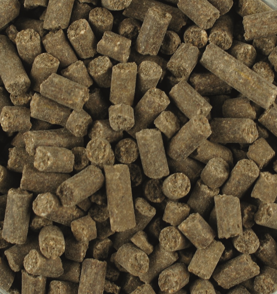 Pellets Braune Pellets aus komprimiertem Material, gleichmäßig geformt und in verschiedenen Größen.