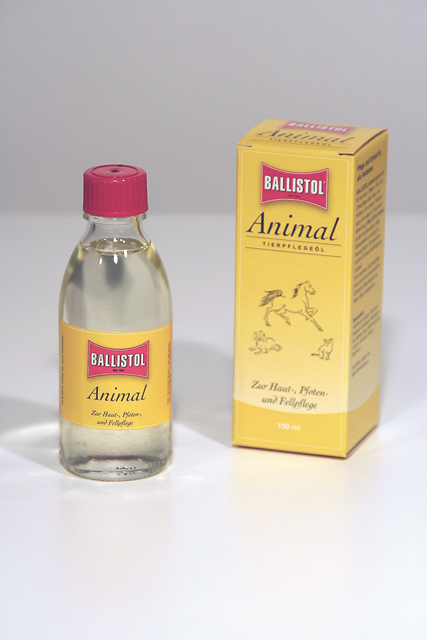Ballistol Animal Tierpflegeöl Flasche mit Ballistol Animal Tierpflegeöl und Verpackung, gelb mit rosa Kappe.