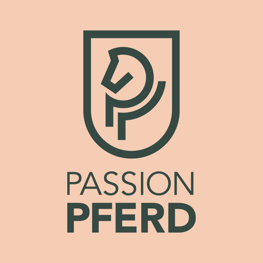 Logo von Passion Pferd, zeigt ein stilisiertes Pferdeprofil in einem Schild.