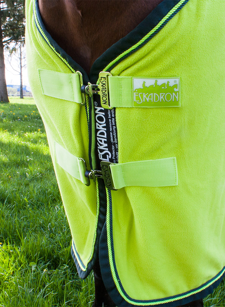 Eskadron Pferdedecke in Neonfarbe Leuchtend gelbes Pferdedecke von Eskadron mit zwei Schnallen und Logo.